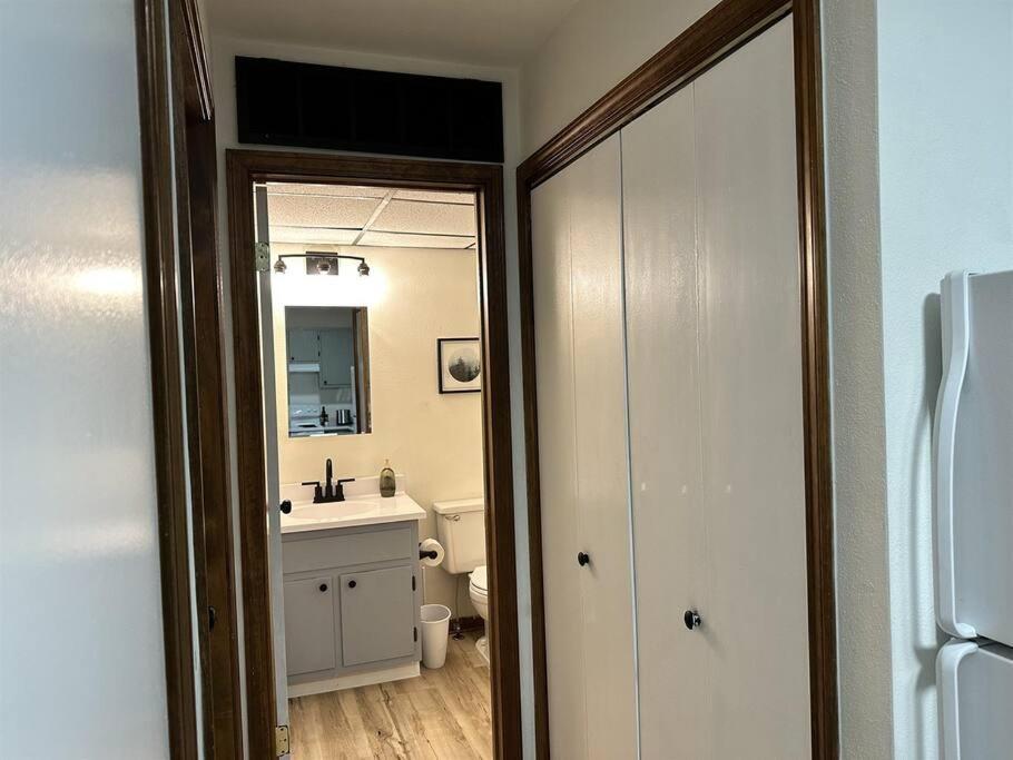 Capital On 6th Street - King Bed / Downtown! * Springfield