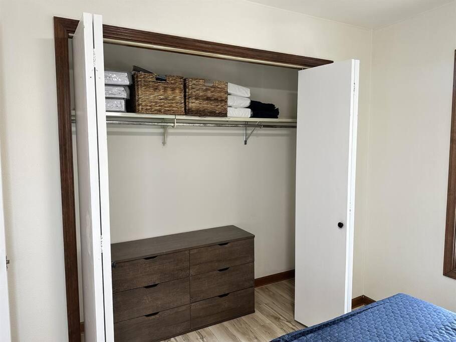 Capital On 6th Street - King Bed / Downtown! * Springfield