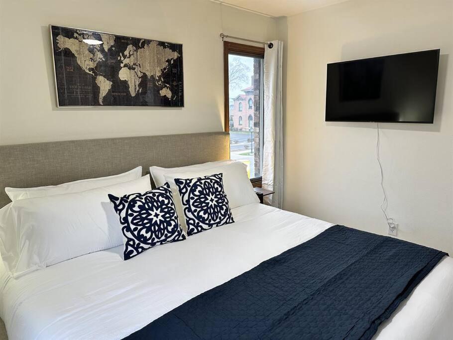 Capital On 6th Street - King Bed / Downtown!