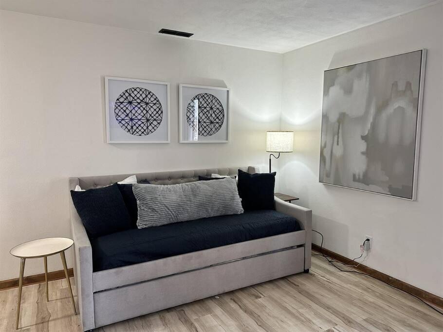 Capital On 6th Street - King Bed / Downtown! * Springfield
