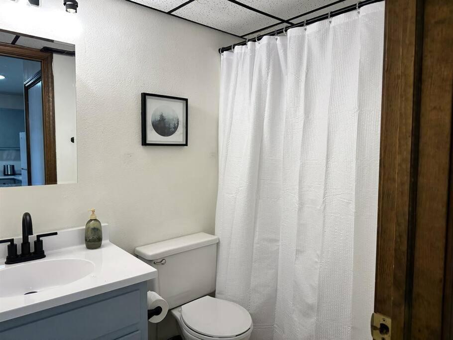 Capital On 6th Street - King Bed / Downtown! * Springfield